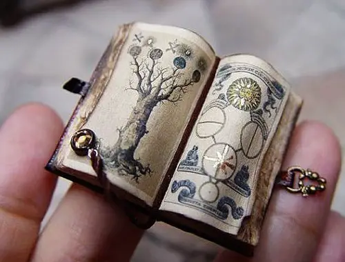 http://vsemart.com/wp-content/uploads/2014/08/Medieval-Miniature-books-by-American-artist-of-applied-art-Ericka-VanHorn-1.jpg